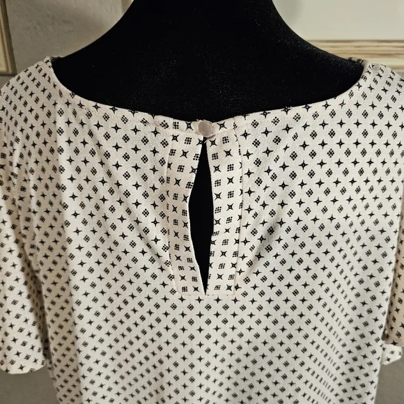 Adrianna Papell Geometric Print Split Neck‎ Flutter Sleeve Top Plus Size 2X - Picture 5 of 11